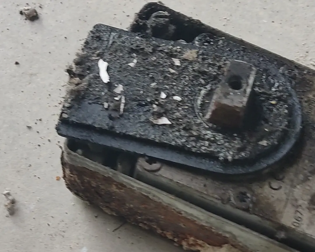 ciri-ciri floor hinge rusak